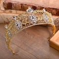 Dettaglio della corona da sposa barocca dorata con cristalli bianchi e fiori - Finto Oro 18K Cristallo Bianco