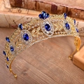 Dettaglio corona da sposa barocca di lusso con pietre preziose blu e cristalli - Finto Oro 18K Cristallo Blu