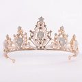 Tiara de novia barroca con aleación dorada, opales y cristales brillantes sobre fondo blanco - Base Oro Strass Blanco