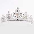 Vista macro detallada de la tiara de novia plateada con piedras de luna y pequeñas perlas - Estilo Base Plata Cristal Blanco