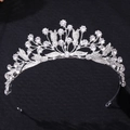 Nahaufnahme der Vintage-Brautkrone in Silber mit Blattmuster und funkelnden Strasssteinen - Dickes Silber Weißer Strass