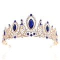 Makro-Detail des goldenen Diadems mit blauen Marquise-Edelsteinen und Kristallen - KC Gold Königsblau Strass