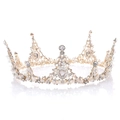 Elegante corona da sposa barocca dorata con perle bianche e cristalli lucenti su fondo bianco - Colore Oro 9K Strass Bianco Cristallo Bianco