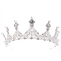 Dettaglio della corona da sposa in argento con perle bianche e strass scintillanti - Stile Argento (H1094)
