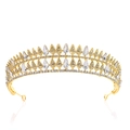 Dettaglio di corona da sposa dorata con cristalli a goccia e strass scintillanti - Placcato Oro (Strass Bianco)
