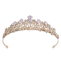 Vue détaillée du diadème de mariée doré avec cristaux en goutte et motifs de feuilles - Base Dorée Strass Clair & Zircon