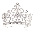 Nahaufnahme der Brautkrone aus Silberlegierung mit Strasssteinen und eleganten weißen Perlen - Dickes Silber Weißer Strass