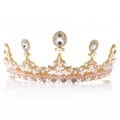 Elegante corona reale dorata con perle bianche e cristalli rosa su sfondo riflettente - Imitazione 18K Strass Bianco Fatto a Mano / Oro