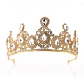 Detail der luxuriösen Brautkrone mit goldenem Metallrahmen und Tropfenkristallen - Imitation 18K Gold Weißer Strass