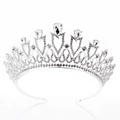 Dettaglio di una corona da sposa argento con strass scintillanti e cristalli a goccia - Argento Strass Bianco