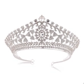 Dettaglio macro di un elegante diadema da sposa con cristalli e lega d'argento lucida - Argento Strass Bianco