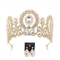 Detalle del conjunto de corona de novia dorada y pendientes con perlas y pedrería - Estilo de pasador de oreja / Dorado/Blanco