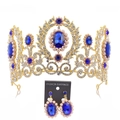 Conjunto de tiara y pendientes dorados de novia con piedras azules y perlas en fondo blanco - Estilo de pasador de oreja / Dorado/Azul