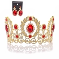 Vista detallada de la corona barroca dorada y pendientes de rubí con perlas - Estilo de pasador de oreja / Dorado/Rojo