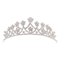 Elegante tiara in strass argento per spose e damigelle su sfondo bianco puro - Stile Strass Argento (H1144)
