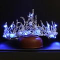 Dettaglio macro della corona da sposa con luci LED blu e rami d'argento con perle - Base Argento Luce Blu