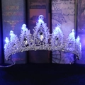 Lussuosa corona da sposa fatta a mano con cristalli LED blu e dettagli a forma di pera - Base Argento Luce Blu