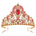 Dettaglio ravvicinato della corona barocca dorata con cristalli rossi e gemma a goccia - Imitazione Oro 18K Cristallo Rosso