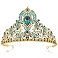 Barocke Vintage Brautkrone mit smaragdgrünen Edelsteinen und goldenem Filigran auf Weiß - Imitation 18K Gold Olivgrüner Kristall
