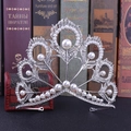 Detalle macro de corona nupcial de plata con perlas y pedrería sobre un libro - Estilo Abierto Strass Plateado