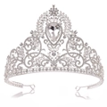 Dettaglio di corona barocca argentata con grande strass a goccia e motivi di viticci simmetrici - Argento Spesso Strass Bianchi