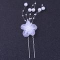 Dettaglio dell'accessorio sposa con fiore in pizzo e perle bianche su fermaglio a U - Stile Bianco (Z007)
