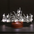 Corona da sposa elegante con rami d'argento, perle bianche e luci LED bianco caldo - Base Argento Luce Bianca