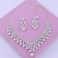 Elegante set di gioielli da sposa con perle bianche e strass su espositore rosa - Set Collana e Perno Orecchino