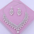 Vista dettagliata del set di gioielli da sposa con perle e strass inclusi collana e orecchini - Set Collana e Clip per Orecchio
