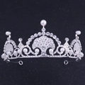 Dettaglio della corona da sposa con perle bianche e strass scintillanti su lega d'argento - Stile Corona Bianco Argento