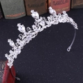 Detailansicht der silbernen Brautkrone mit Strasssteinen auf einem antiken Buch - Silberrahmen Mit Weißem Diamant (Dickes Silber Weiß)