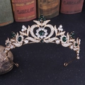 Détails de la couronne de feuilles dorées avec pierres vert émeraude et cristaux blancs - KC Or Strass Vert Olive