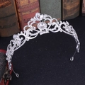 Dettaglio della corona di strass con cristalli a taglio marquise e cuore su metallo argento - Argento