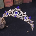 Détail macro d'une couronne de mariée baroque dorée avec pierres bleues et strass blancs - Or KC Pierre Bleu Royal