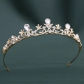 Detailansicht goldener Blumenkrone mit Kristallen auf dunkelgrünem Samt - Gold (Ohne Perlen)