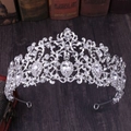 Dettaglio della tiara da sposa in argento con strass lucidi su libri d'epoca rari - Argento Spesso Strass Bianchi