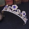 Dettaglio della corona d'oro vintage con gemme blu e motivi floreali in cristallo - Oro KC Strass Blu Reale