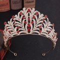 Dettaglio corona a foglia dorata con strass incastonati e grandi rubini rossi - Oro KC Strass Rosso