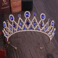 Couronne de mariée dorée avec strass bleus géométriques sur un bureau vintage - Or avec strass bleus