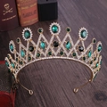 Détail de couronne de mariée dorée avec pierres vert émeraude et diamants fins - Or avec strass verts
