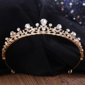 Elegantes goldenes Braut-Tiara mit Strasssteinen und Blattmuster auf dunklem Satin - KC Gold Mit Weißen Strasssteinen (H1219)