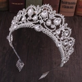 Detail der luxuriösen Brautkrone mit funkelnden Kristallen und seitlichen Einsteckkämmen - Dickes Silber Weißer Strass