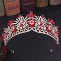 Détails d'une couronne de mariée avec strass rouges et ornements baroques floraux dorés - Or avec Strass Rouges