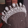 Makroaufnahme der silbernen Hochzeitskrone mit glitzernden Strasssteinen auf antikem Buch - Dickes Silber Weißer Strass