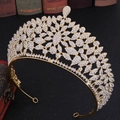 Dettaglio macro di una lussuosa corona dorata decorata con strass bianchi brillanti - Base Oro Strass Bianco