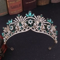 Détail macro du diadème de mariée baroque doré avec strass émeraude et motifs floraux - Or avec Strass Vert
