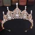 Detailaufnahme der barocken Brautkrone mit Kristallen und aufwendigen Vintage-Mustern - KC Gold Weißer Strass