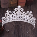 Detailaufnahme der Barock-Silberkrone mit Strasssteinen auf antikem Holzhintergrund - Dickes Silber Weißer Strass