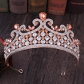 Nahaufnahme der roségoldenen Brautkrone mit champagnerfarbenen Kristallen und Strasssteinen - Roségold Pfirsich Strass