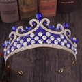 Détail macro du diadème royal doré avec cristaux bleus sur bois vintage - Or avec strass bleus